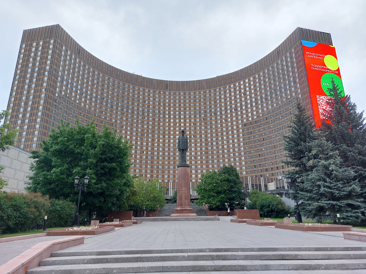 Отель "Космос" в Москве