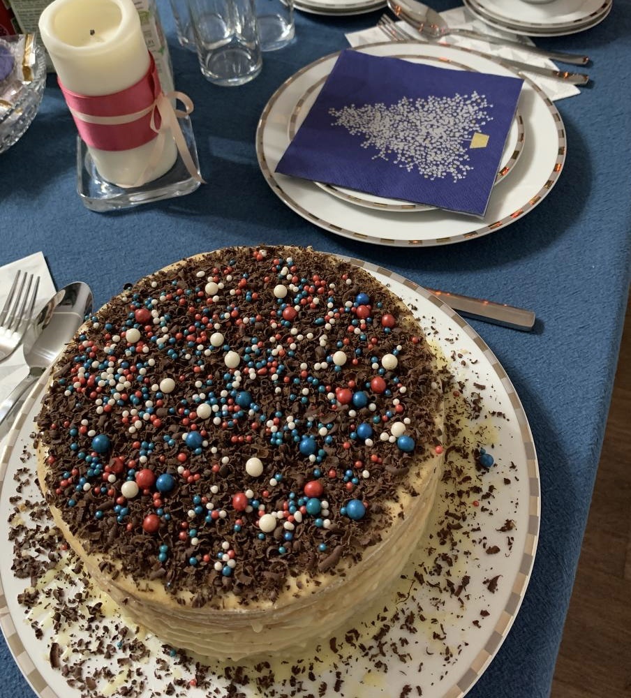 Торт - традиция нашей семьи. Фотография брата автора канала.