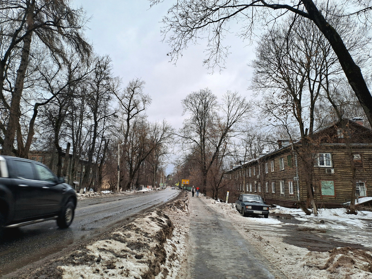 В Подмосковье. Как назад в СССР вернулась. Двухэтажки деревянные стоят по обе стороны дороги.