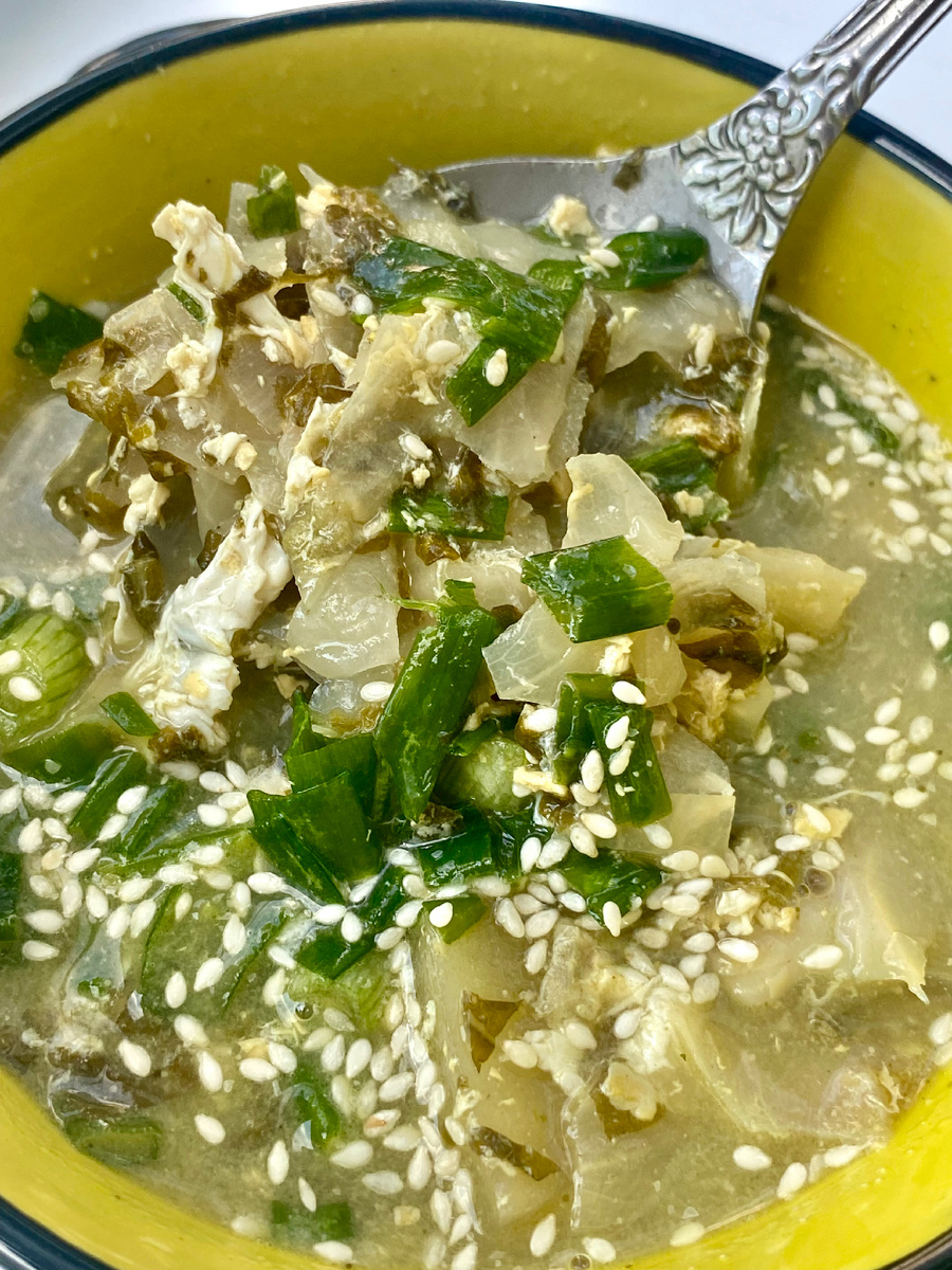 Украшаю супчик щепотками зелёного лука и кунжута. Фото автора