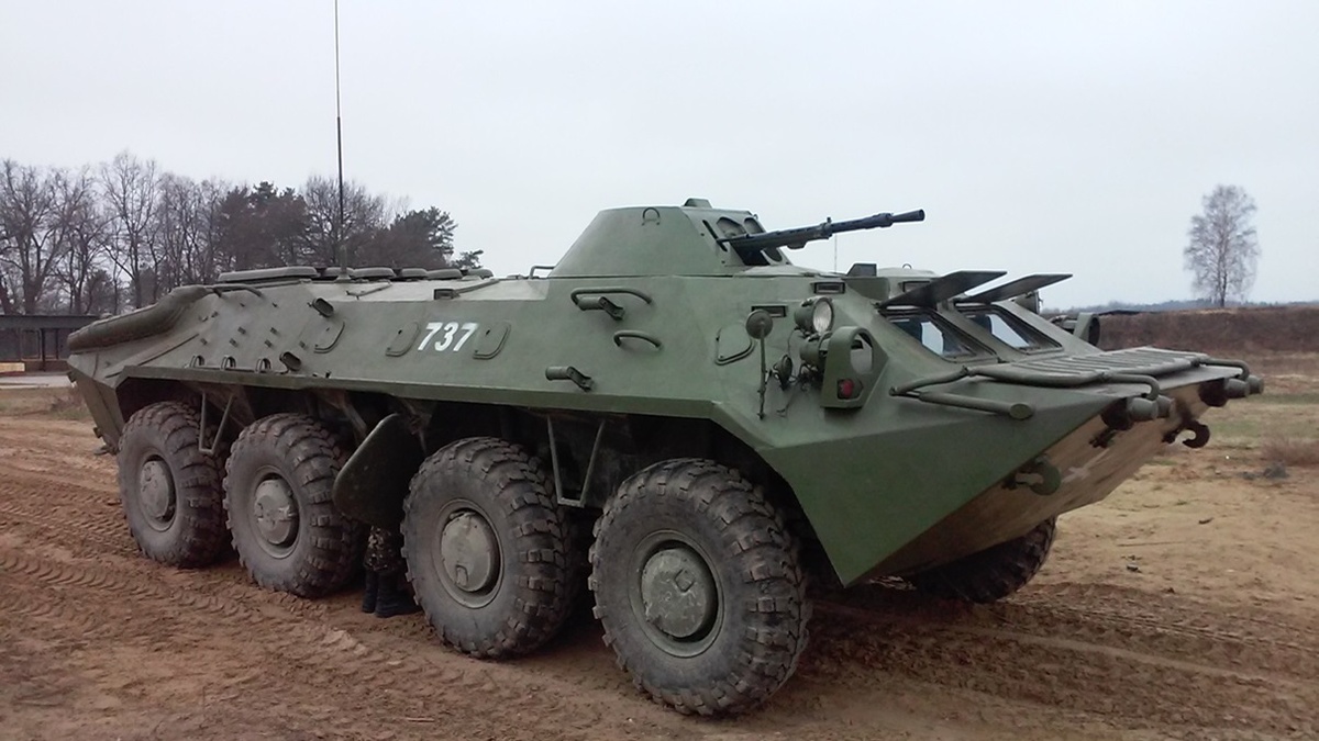 На фото: БТР-70. ТОП-5 российских бронемашин: 5 место. БТР-70М. Источник фото: https://uraligrushka.ru/images/stories/virtuemart/product/nt046_70001.jpg