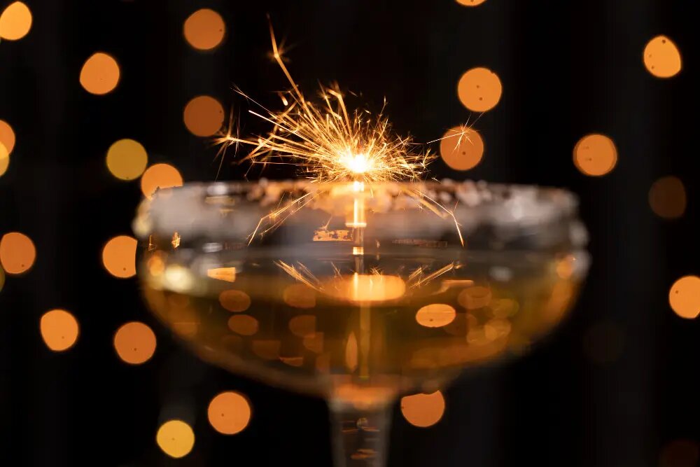  После праздников возникает контраст: высокие ожидания сталкиваются с реальностью, и когда все возвращается к рабочей рутине, окутывает чувство разочарования и пустоты. Это называют "постновогодний синдром"   © Freepik