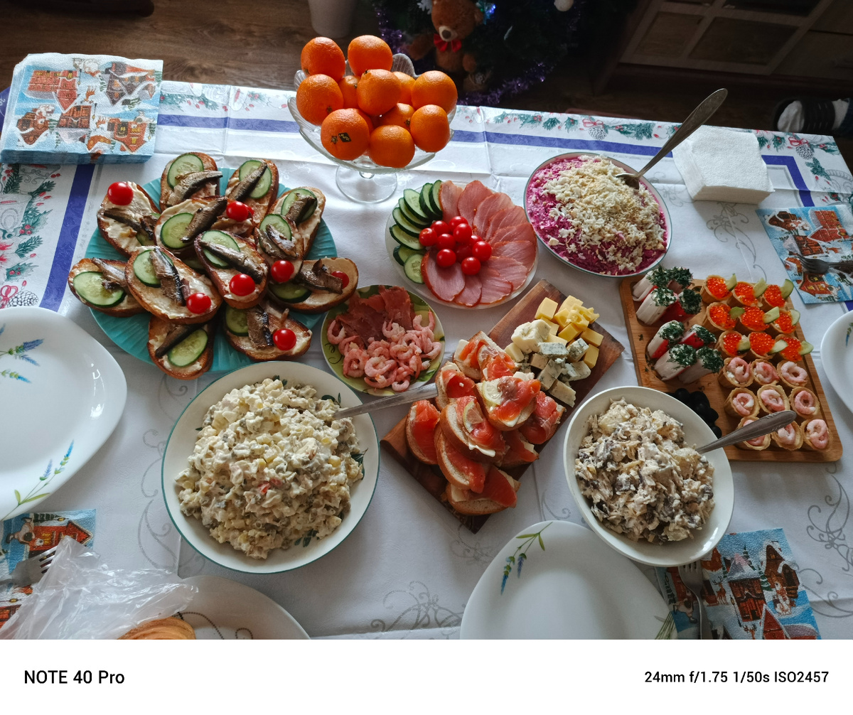 Фото мое. Вот наш стол. Всего хватило, больше и не надо. 