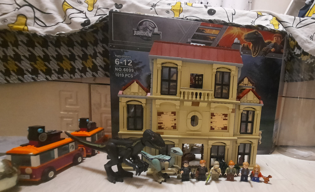 Теперь вот нужно полки в его комнате ставить, чтоб фигуры стояли не на полу 🙈 