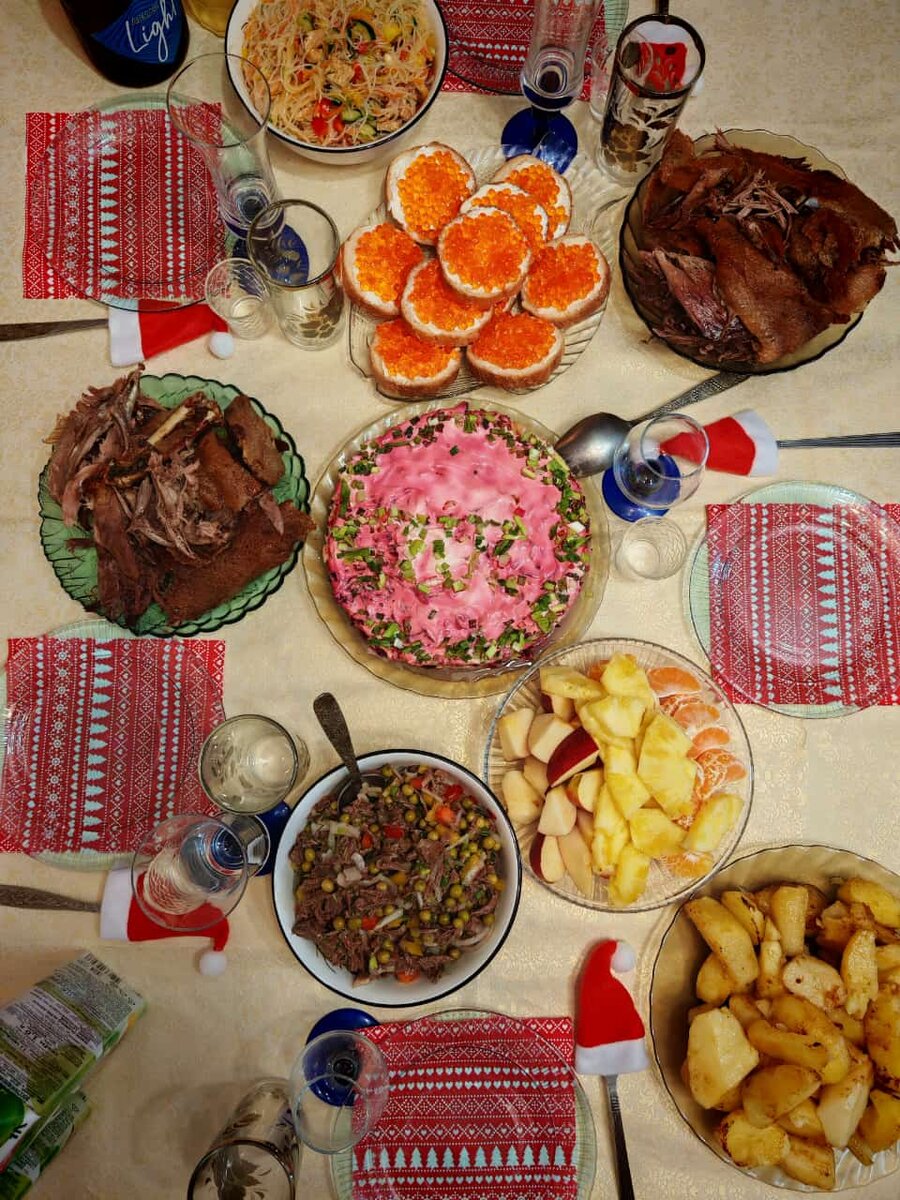Скромненько, но вкусно. На горячее был мясной рулет, в бекон завёрнутый. Как же вкусно... и жирненько🥲