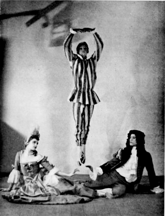 Алан Картер (в центре), Джун Брей и Майкл Сомс
в балете «Арлекин на улице»