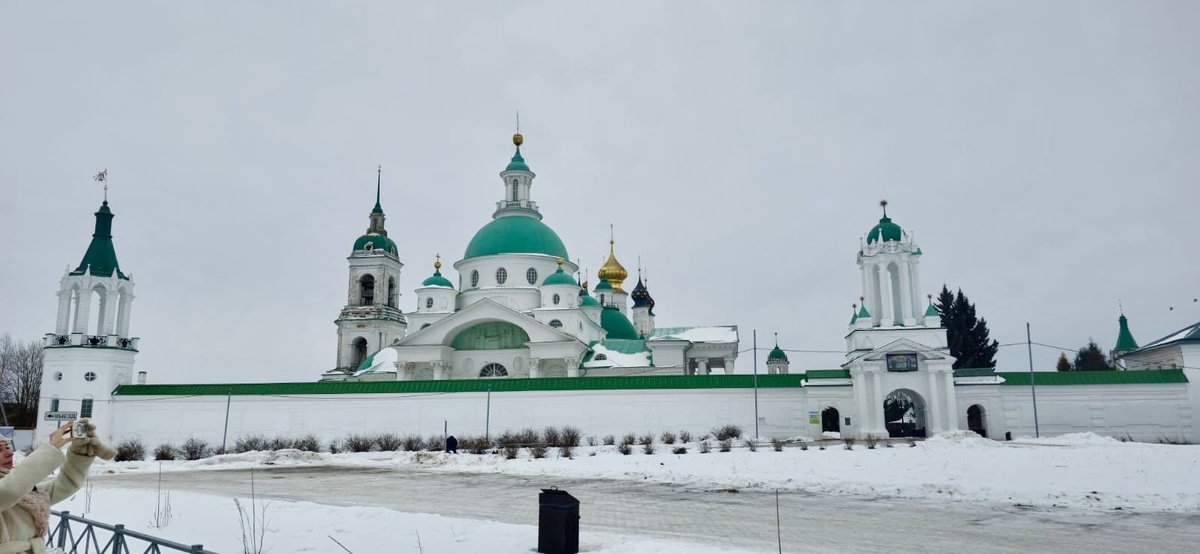 Спасо-Яковлевский Дмитриев монастырь, расположен на берегу озера Неро. Основан в 1389 году епископом Ростовским святым Иаковом.