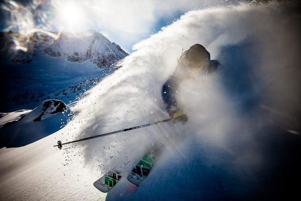 Лыжник в снежном облаке. Как фотон в среде, окруженный наведенным излучением.