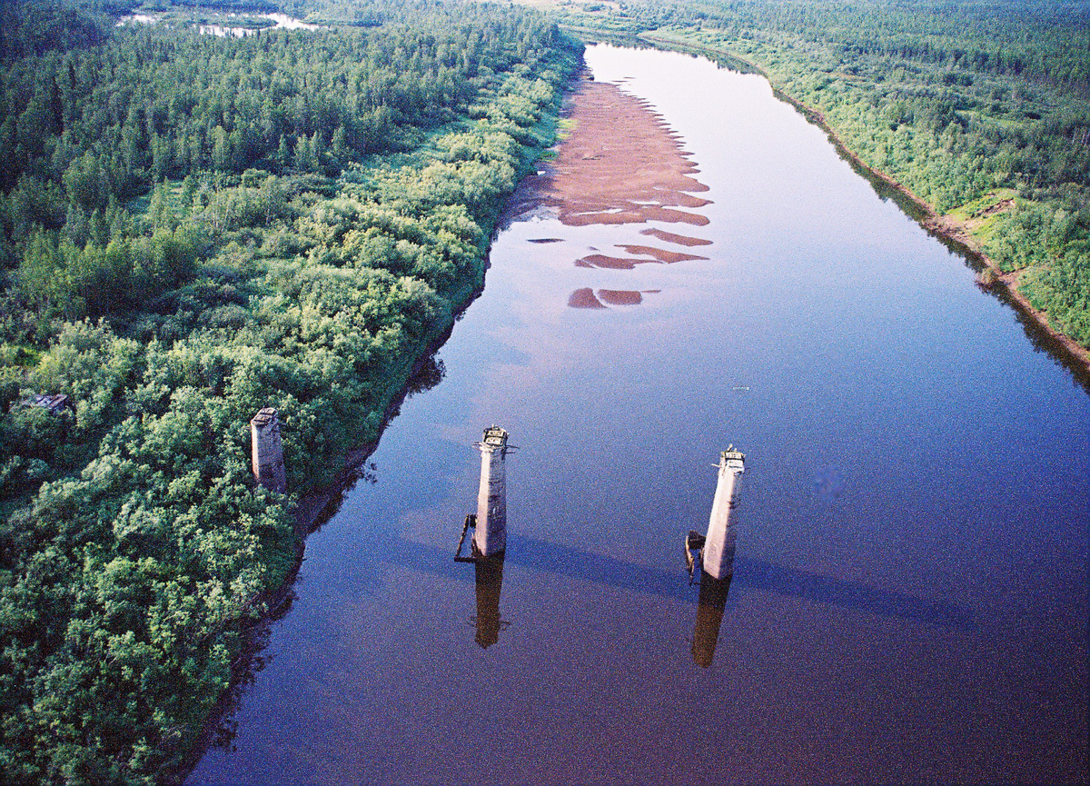 Фото Данила Хусаинова: железобетонные опоры на одной рек в районе Строительства №503 на участке Таз-Енисей 