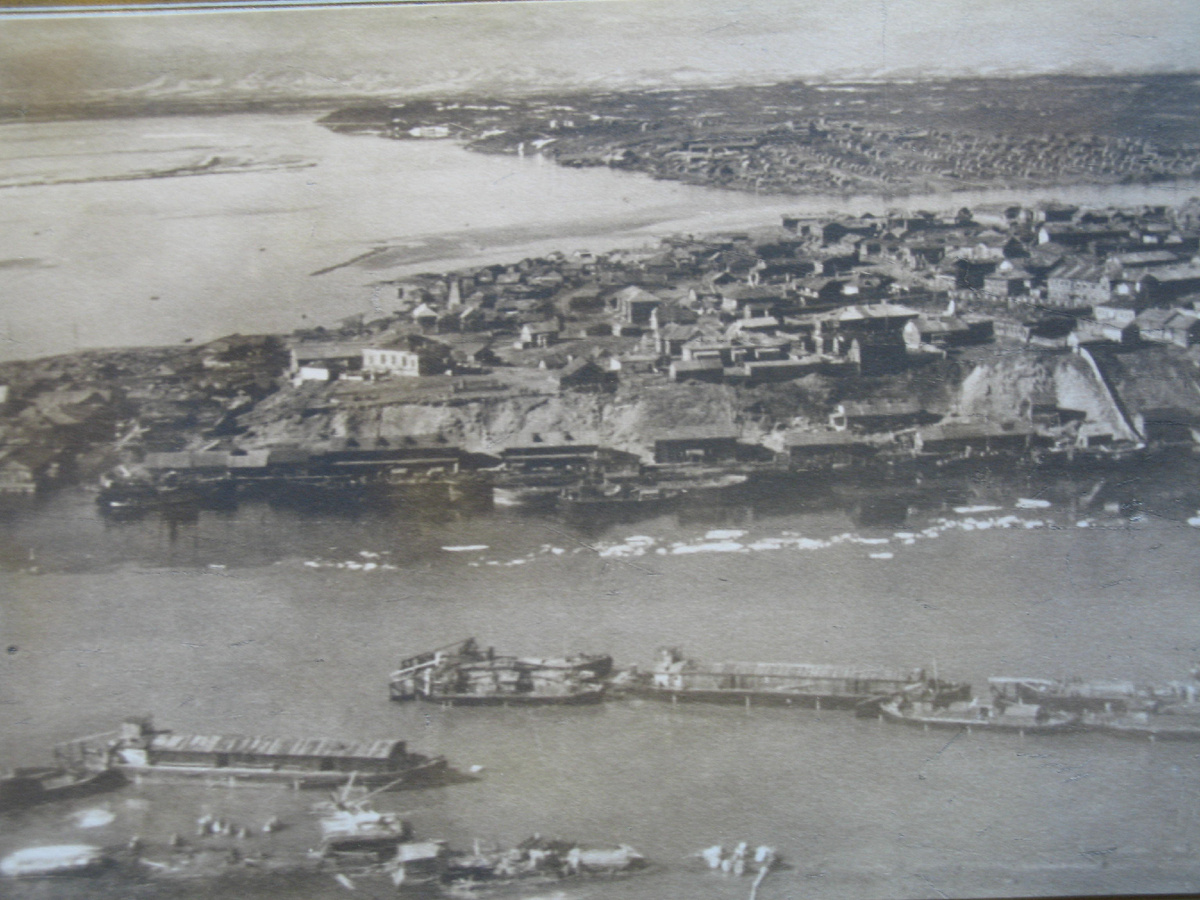 Фото из фондов Центрального музея железнодорожного транспорта: речной порт, обслуживающий интересы Строительства №501 в районе Салехарда Ямало-Ненецкого национального округа