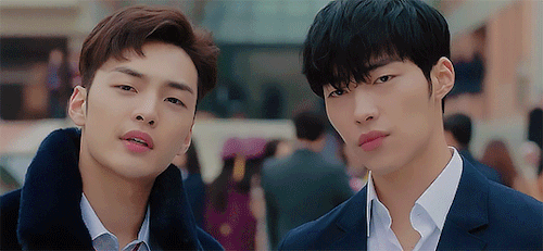 Из Великого соблазнителя, где он играл друга, будучи давно влюбленным 