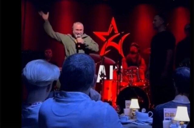    Олег Гегельский на концерте группы «НАШИ». Фото: кадр видео