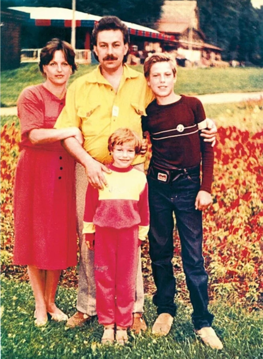 Семья Дмитрия отец, мать и сестра.