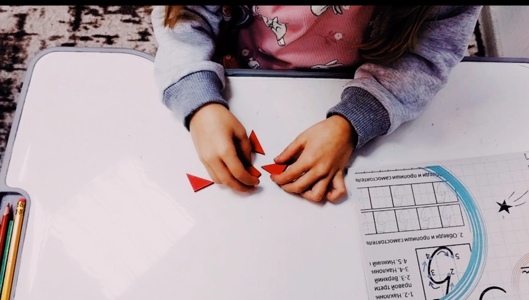 На занятиях по подготовке к школе работа над пространственным фактором обязательна. 