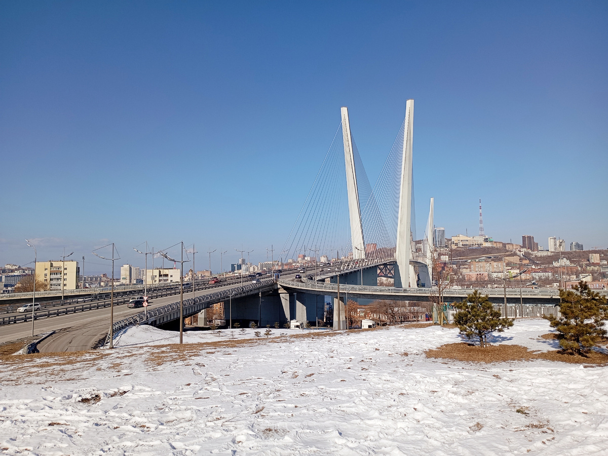 Вид на Золотой мост с Чуркина. Фото автора.