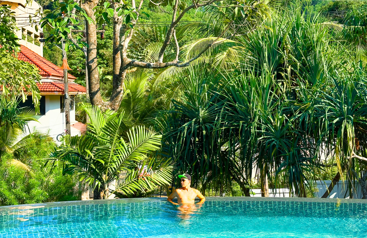 Бассейн на территории отеля на Пхукете