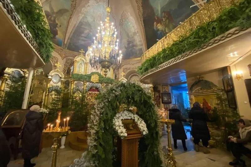    Департамент информполитики Свердловской области / Для украшения храмов Екатеринбурга заготовлено около 3 куб. м лапника