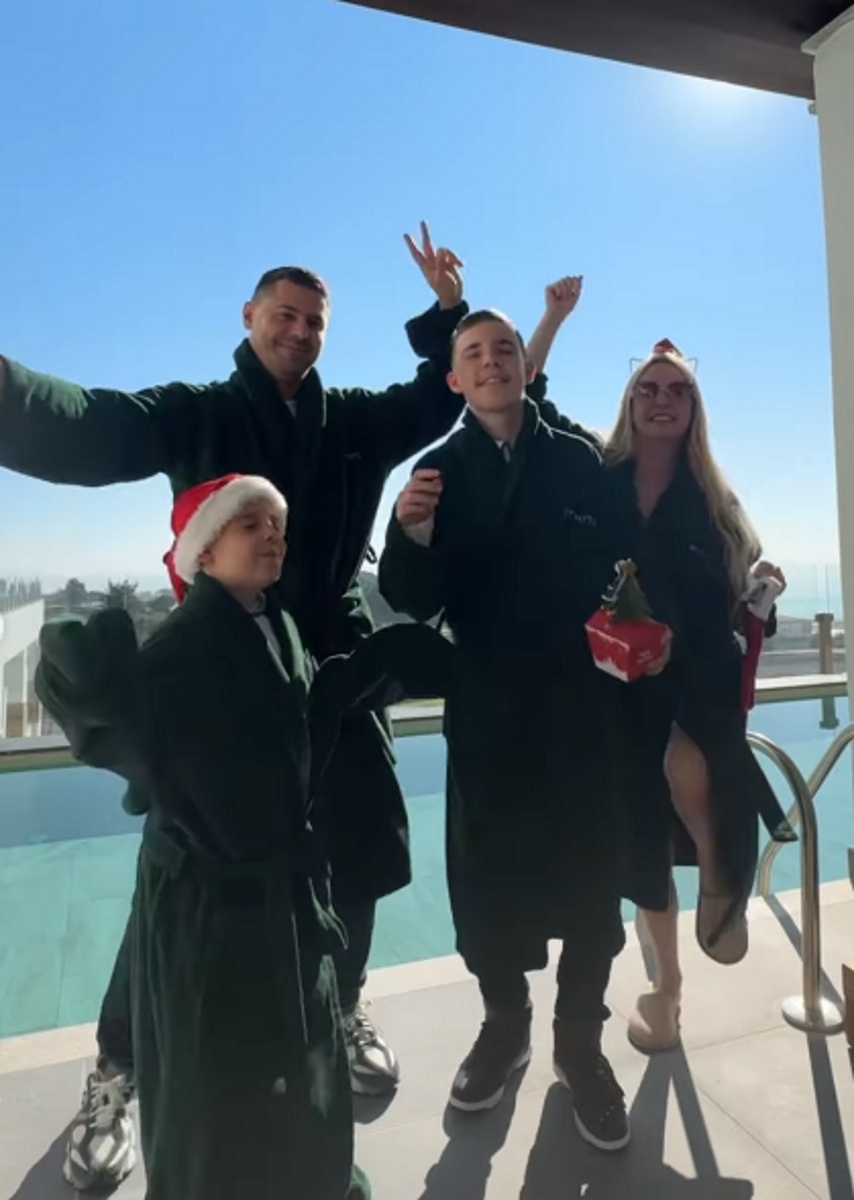 Дарья Пынзарь приплясывала у бассейна с мужем Сергеем и сыновьями. Фото: соцсети