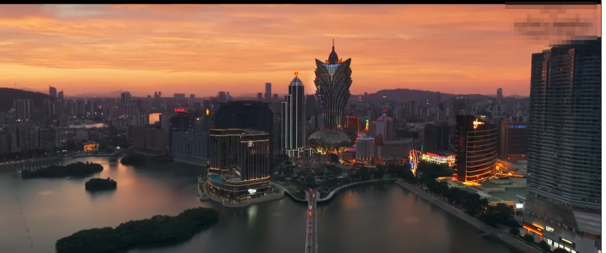 Вид вечернего Макао, кадр из дорамы. В центре, в виде лотоса - здание популярного казино "Венеция"