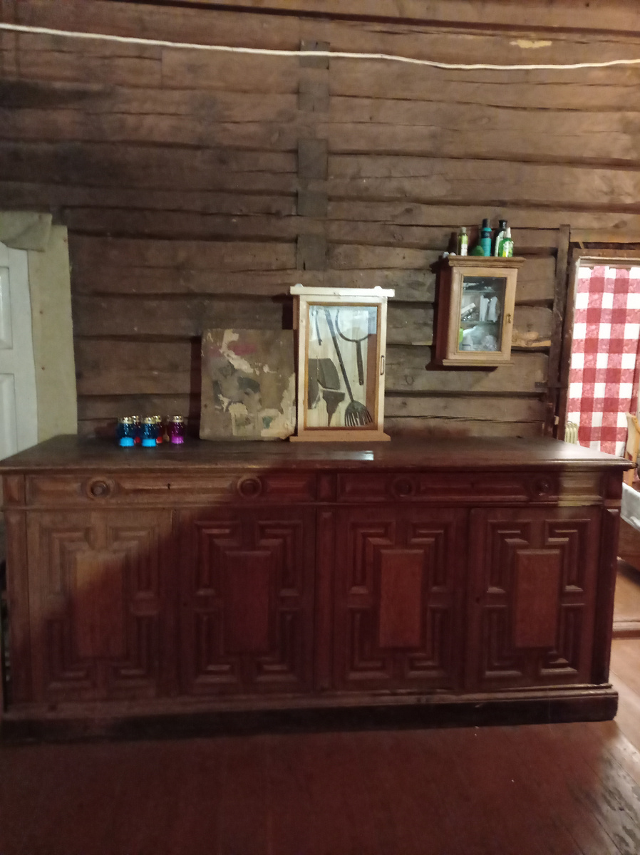 Нижняя часть шкафа. Уже отмыта и собрана: навешены двери, прикреплены задние стенки и полки. 