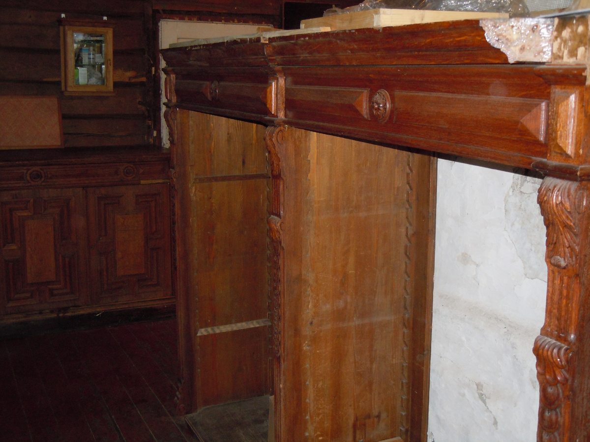 Верхняя часть шкафа. Без дворец, без задней стенки, без полок, с утратами декора. 