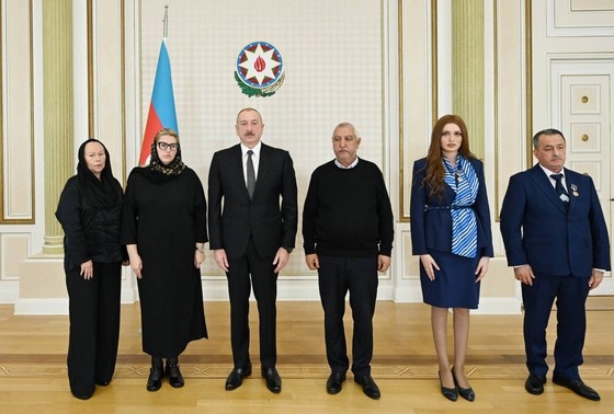    Ильхам Алиев встретился с членами семей погибшего в авиакатастрофе экипажа и выжившими бортпроводниками