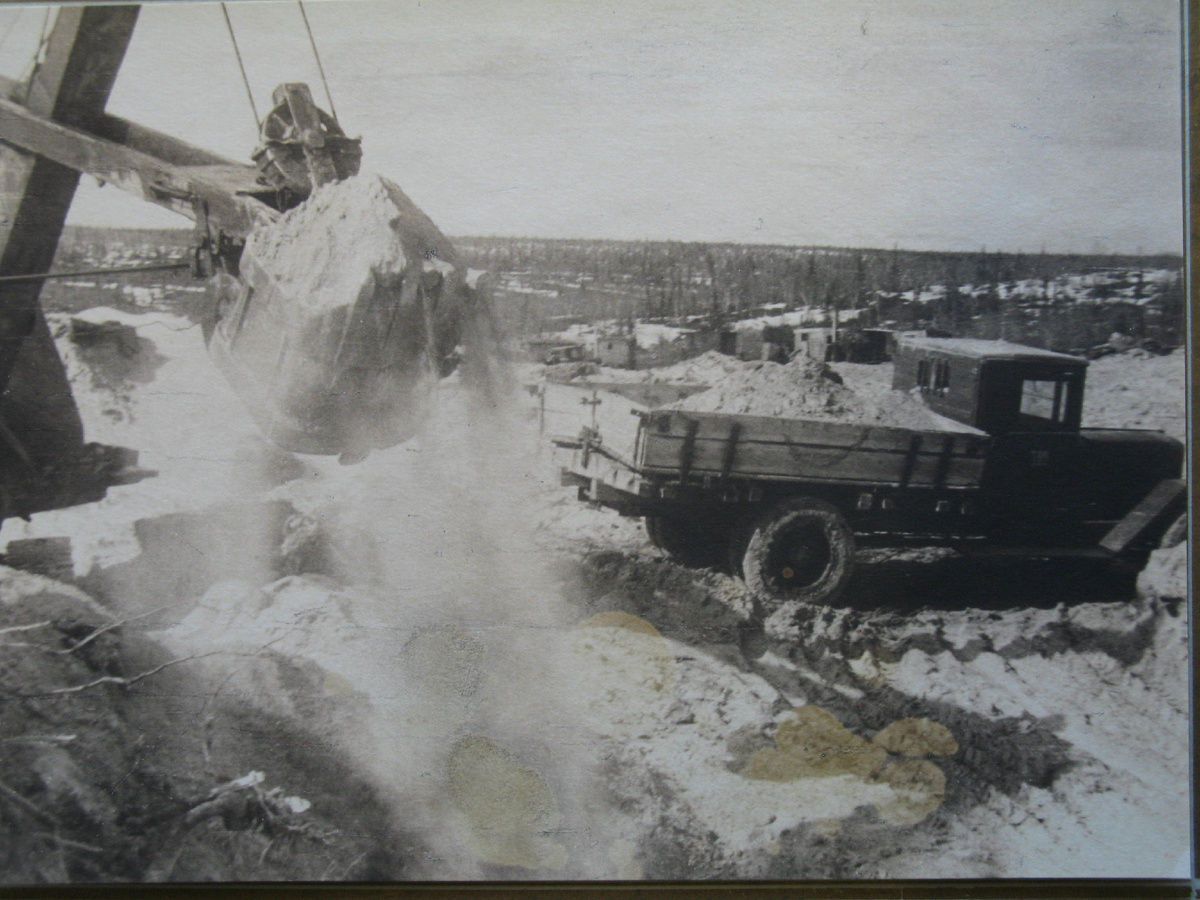 Фото из фондов Центрального музея железнодорожного транспорта: идет строительство насыпи на одном из участков трассы Салехард-Игарка