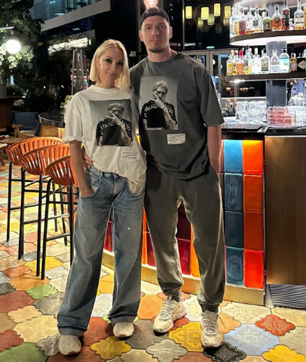 Лера Кудрявцева в баре с Игорем Макаровым. Фото: соцсети