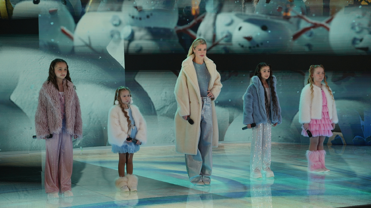 Юлианна Караулова и студентки Академии Игоря Крутого