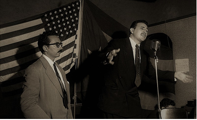 Снимок был сделан спустя три года, в 1953. В это время уже стартовала политическая карьера Кастро, он вступил в Партию кубинского народа и был одним из рассматриваемых кандидатов для выдвижения в парламент от партии