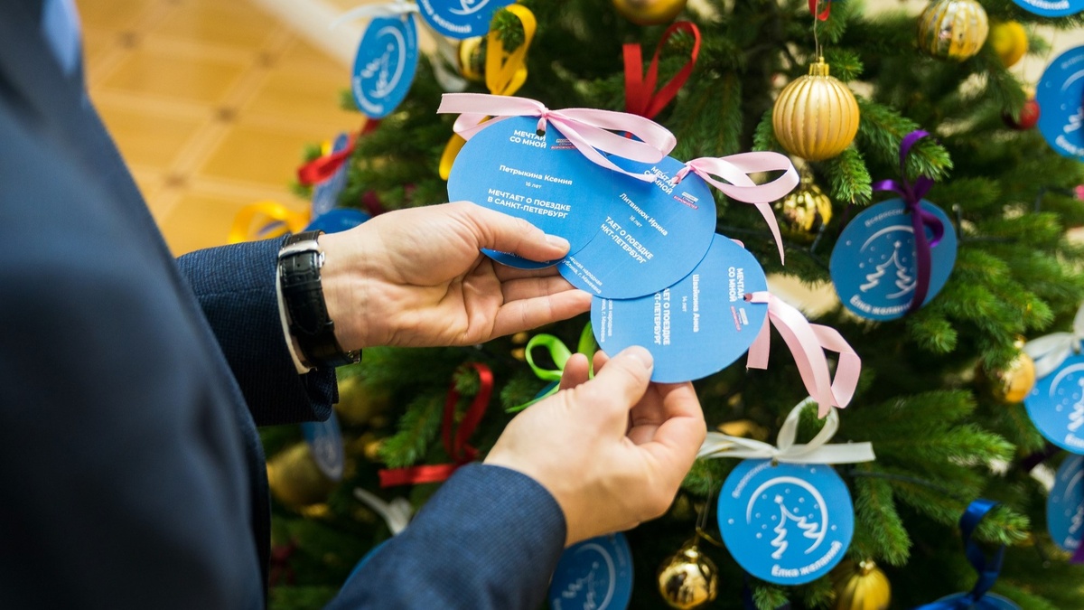    Глава Сургутского района присоединился к новогодней акции «Ёлка желаний»