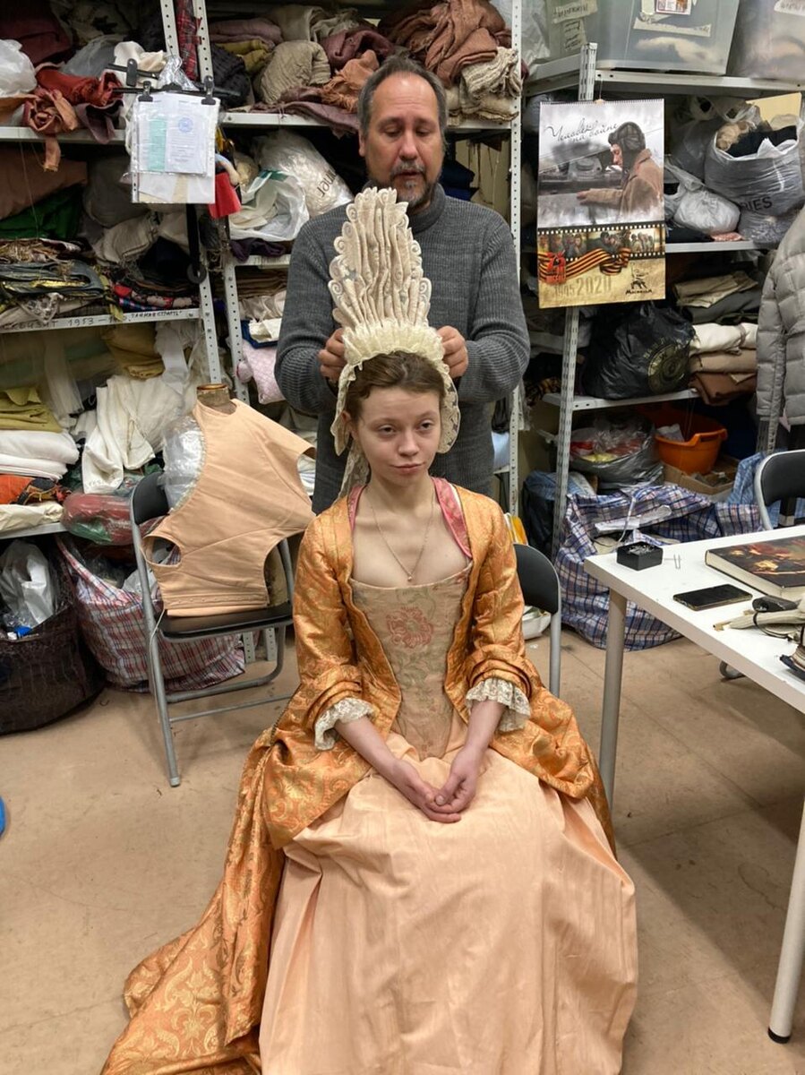 В карусели - Дмитрий Андреев занимается со студентами курсов. Все вещи сшиты для кино