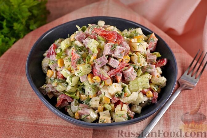 ветчина, сельдерей черешковый, перец болгарский, кукуруза консервированная, сыр твёрдый, зелень укропа, майонез, горчица, соль, перец чёрный молотый