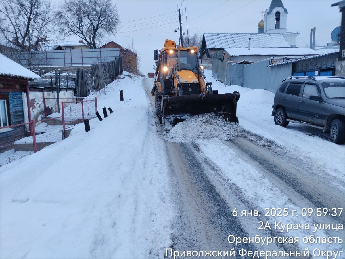    В канун Рождества Христова в Оренбурге убирают снег перед храмами