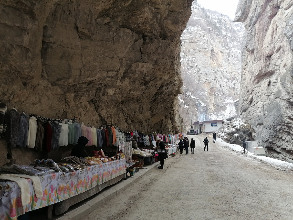 Рынок на Чегемских водопадах. Из личного архива. 
