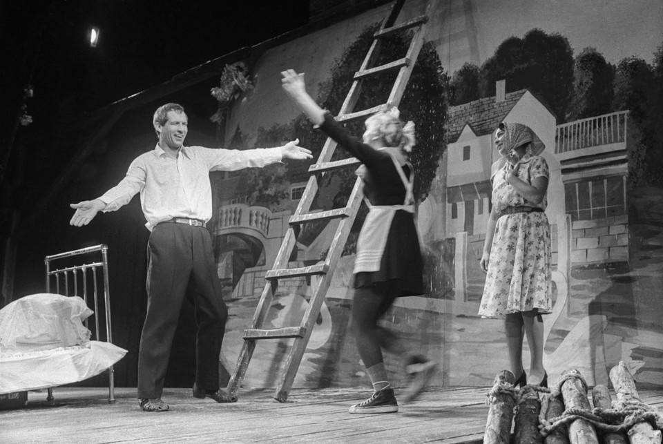    Постановка "Любовь и голуби" на сцене театра "Современник", 1982 г. Фото: Владимир Яцина/Фотохроника ТАСС