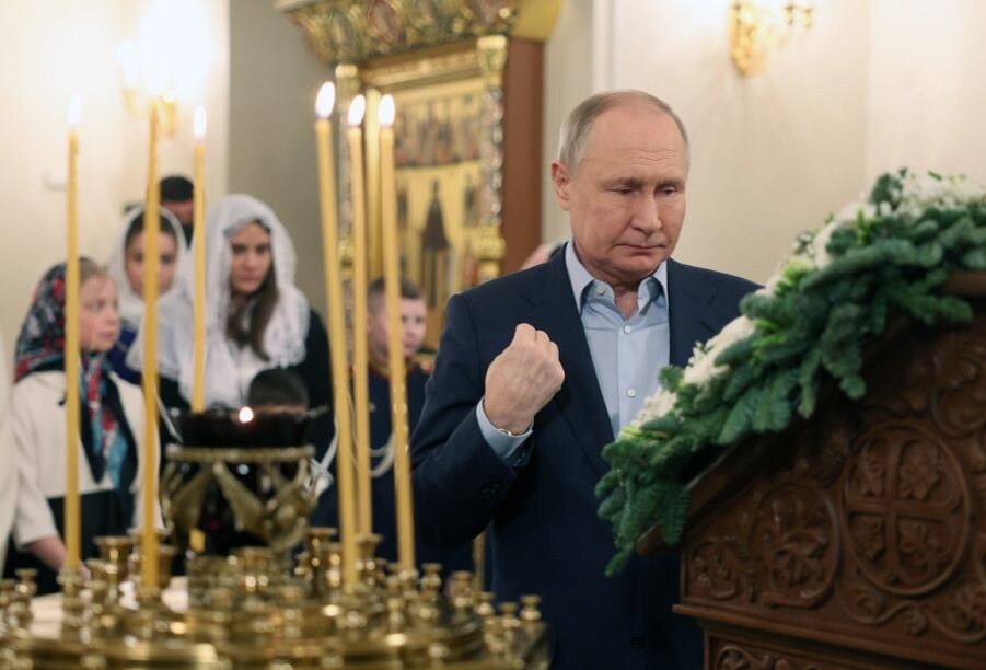    Владимир Путин во время рождественского богослужения в храме Спаса Нерукотворного Образа на территории государственной резиденции «Ново-Огарёво» / Источник: © Гавриил Григоров/POOL/РИА Новости