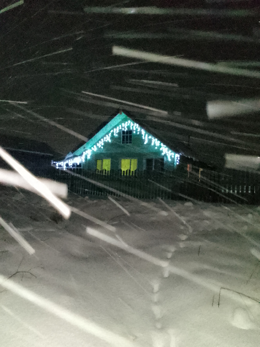 В заде дома, на соседней улице 30 декабря 2024 г .