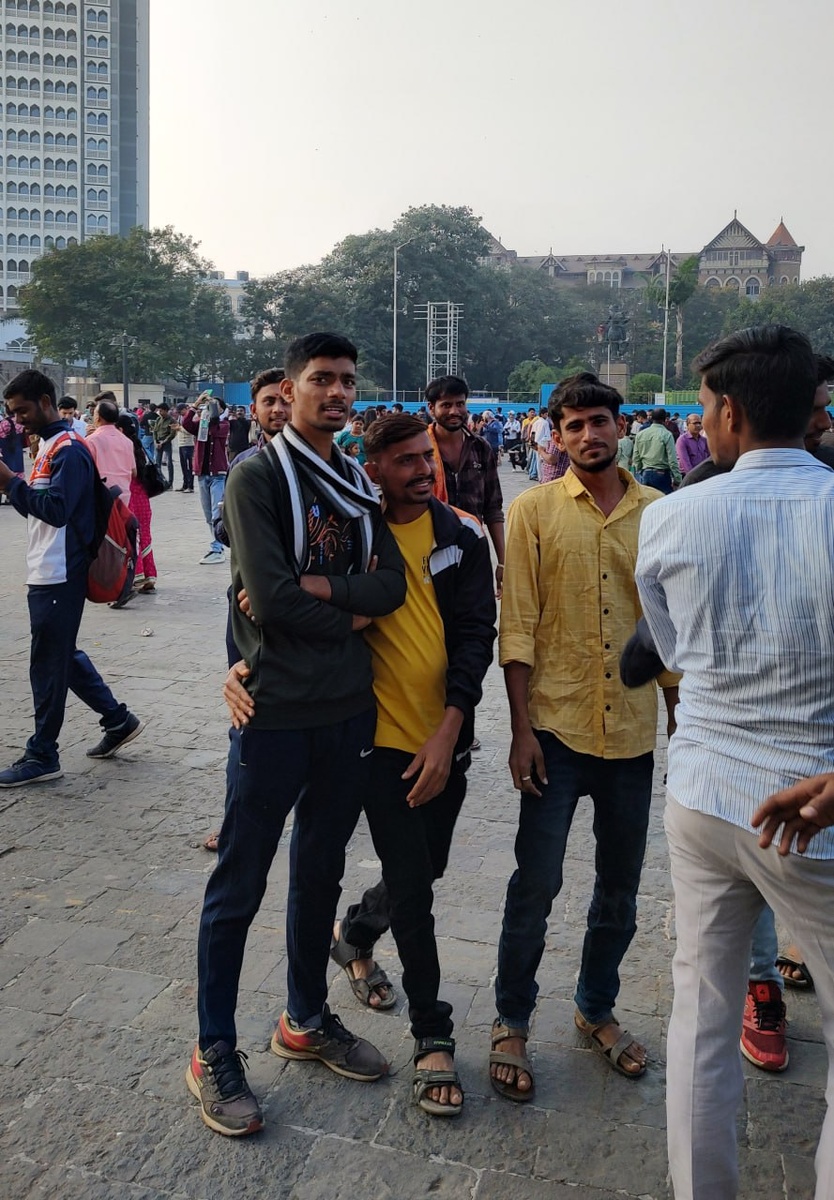 Стоят в очереди на фото со мной