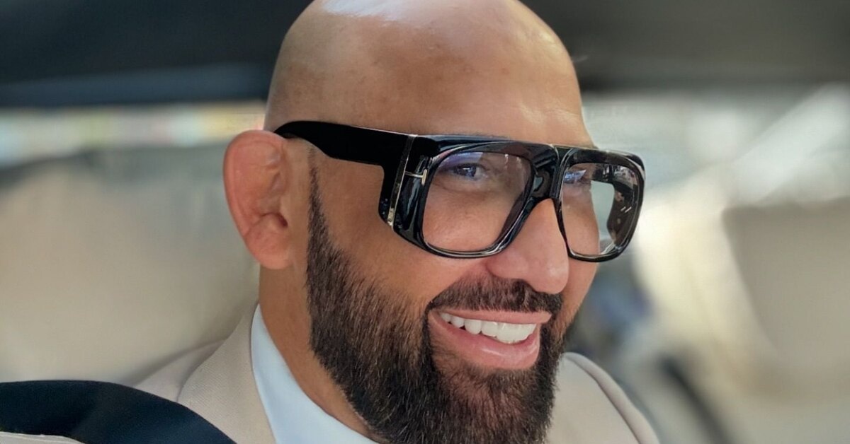 На фото человек-улыбка и бизнесмен Николай Василенко. Егоназывают «лавандовым рафом в теле человека». Он ежедневно заряжает подписчиков позитивом и белоснежной улыбкой.