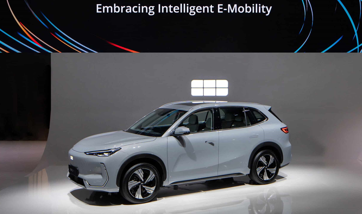 Geely ставит на автомобили на новых источниках энергии. На фото - электрический кроссовер нового семейства Galaxy. Не исключено, что он появится в России официально.