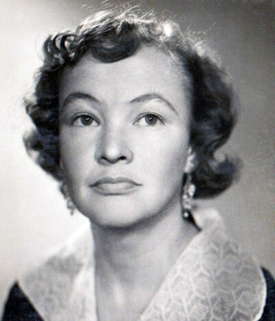  Советская актриса театра и кино, ставшая популярной благодаря своим ролям в детских сказках и комедиях.