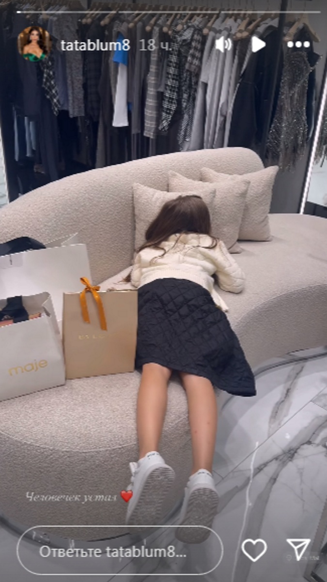 Дочка Таты Блюменкранц Беатриса уснула на диване в бутике. Фото: соцсети