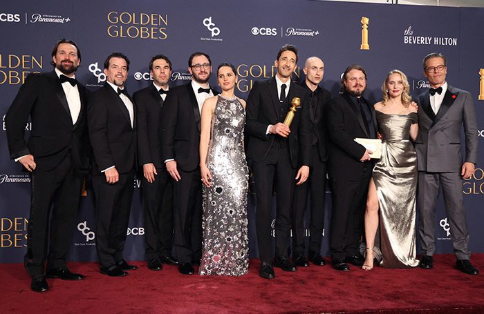    Съемочная группа фильма «Бруталист». Эдриен Броуди (со статуэткой) — лучшая мужская роль. Беверли-Хиллз, Калифорния, США. Mario Anzuoni/Reuters