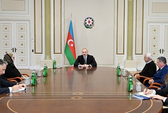    Ильхам Алиев на встрече с членами семей погибшего в авиакатастрофе экипажа и выжившими бортпроводниками