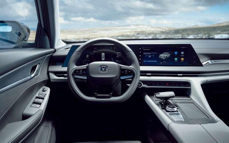    Комбинация приборов Changan CS75 Plus – цифровая, в разных исполнениях для машин разных рестайлингов. Диагонал экрана мультимедии – 12,3 дюйма. В базовой комплектации, помимо ABS, есть системы EBD, ESP, BAS, TCS, DAC, HAK. В дорогих версиях добавляются ACCS, LKA, AFS и еще кое-что.