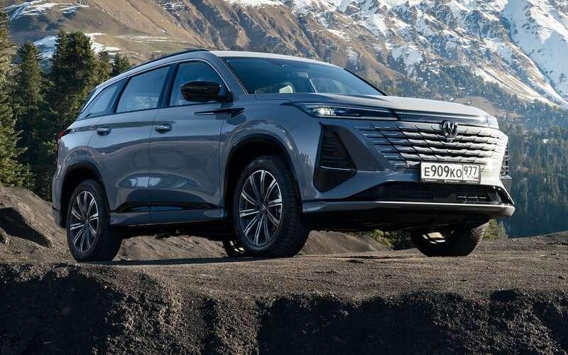    Часть Changan CS75 Plus (2020 года) собрали в Белоруссии, остальные ввезены из Китая. Цена на вторичном рынке стартует от 1,7 млн рублей, 2-2,5 млн просят за машины разных лет с ничтожными пробегами 10-30 тысяч км.