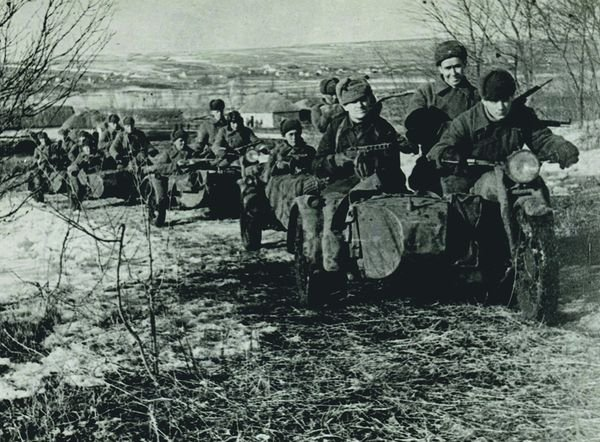 Советские мотоциклисты в тылу врага. Фотоальбом генерала Ватутина.