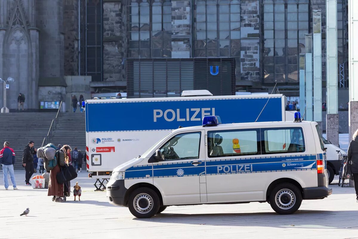 CC BY 2.0 / Marco Verch / Polizeifahrzeug vor dem Kölner Dom und Hauptbahnhof