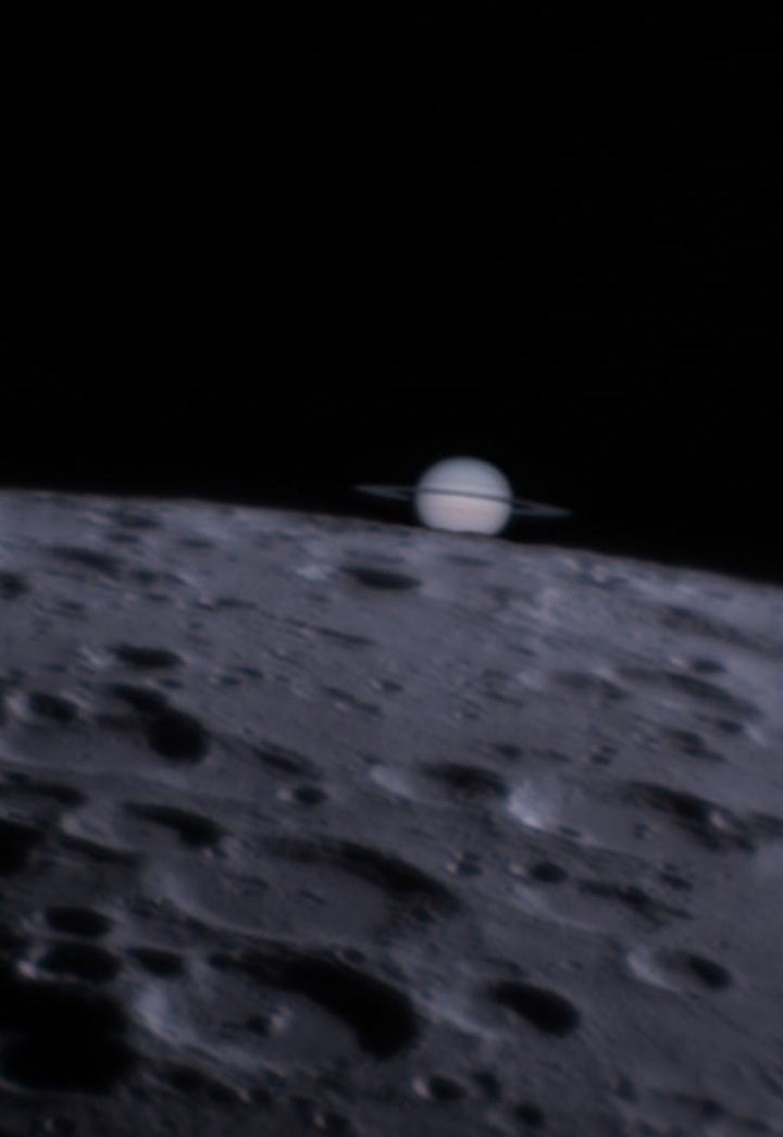 Сатурн и Луна. Впечатление, будто снято на Луне.